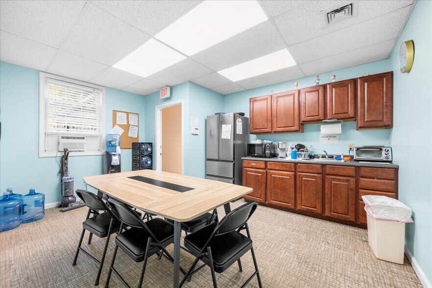 More Photos Of 620 Norwich New London Tpke, Uncasville Office For Lease