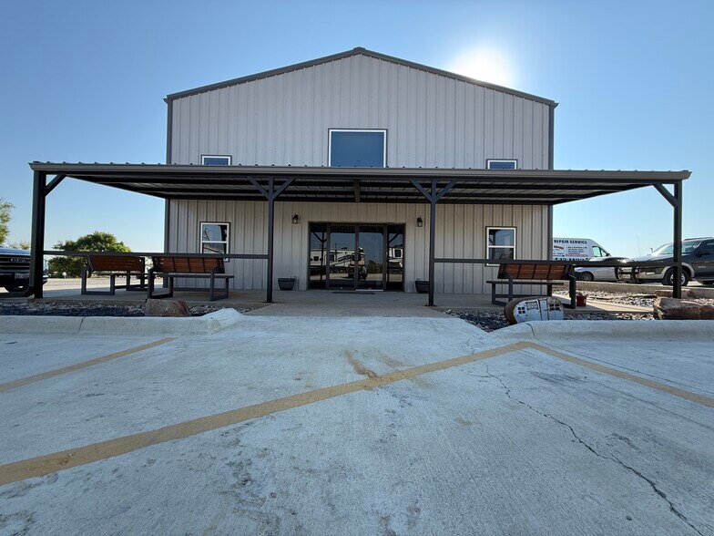More Photos Of 13239 S Interstate 35, Valley View Manufacturing For Lease