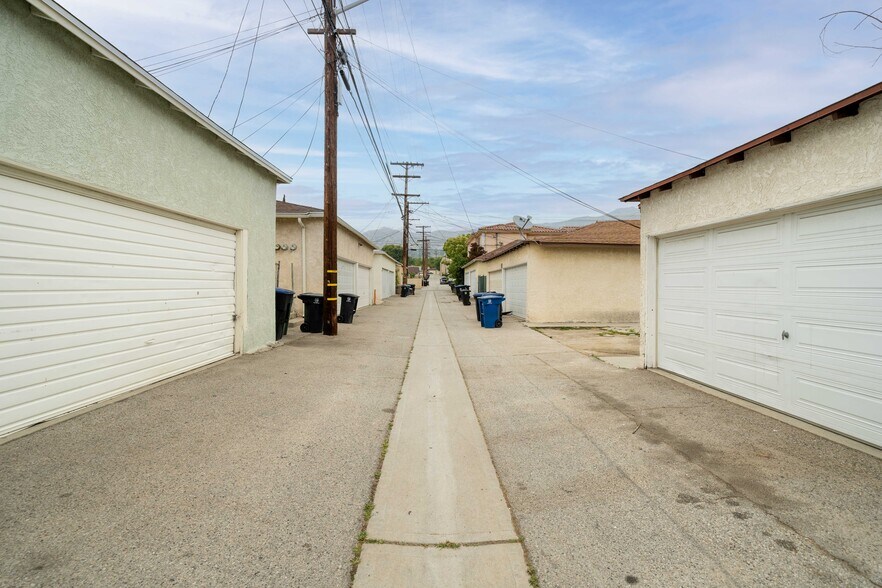 More Photos Of 2569 N Lincoln St, Burbank Multifamily For Sale