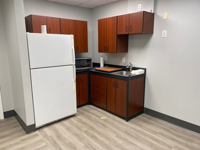 More Photos Of 1700-1748 Gilsinn Ln, Fenton Office For Lease