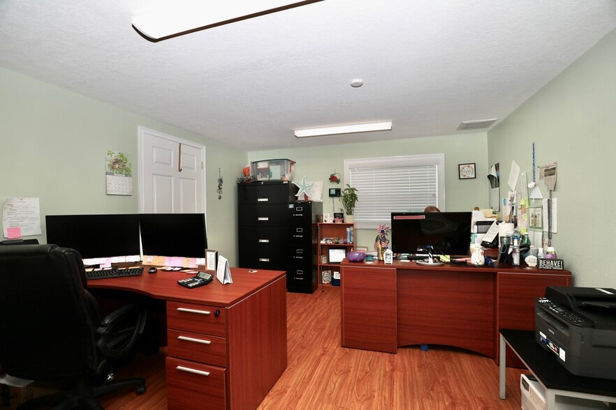 More Photos Of 18824 County Line Rd, Spring Hill Office For Lease