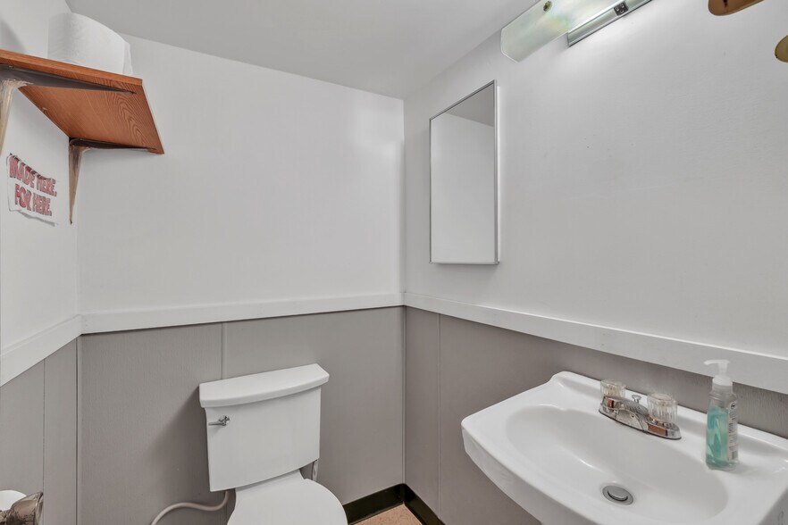 More Photos Of 3701 W G St, Bremerton Service For Sale