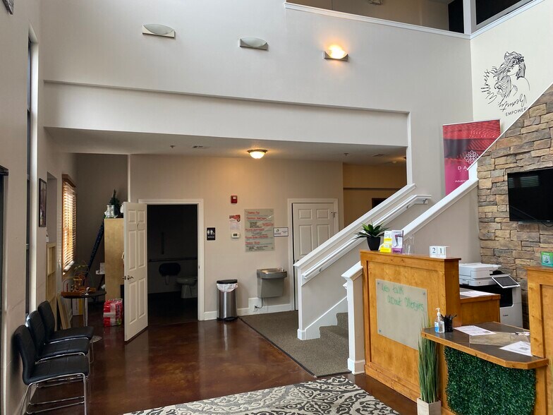 More Photos Of 350 SW Greenwich Dr, Lee's Summit Storefront Retail Office For Sale