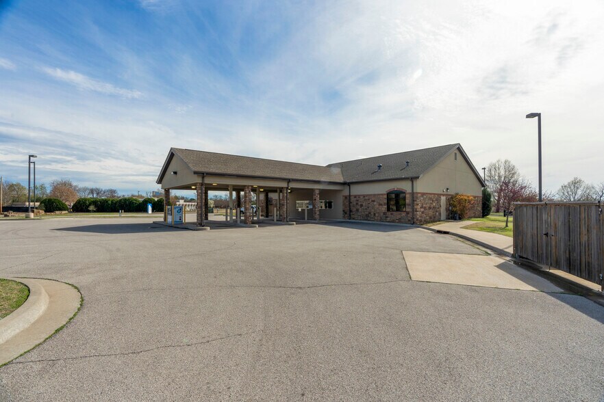 More Photos Of 7447 Riverside Pky, Tulsa Bank For Lease
