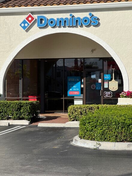 More Photos Of 566-700 N US Highway 1, Tequesta Storefront For Lease