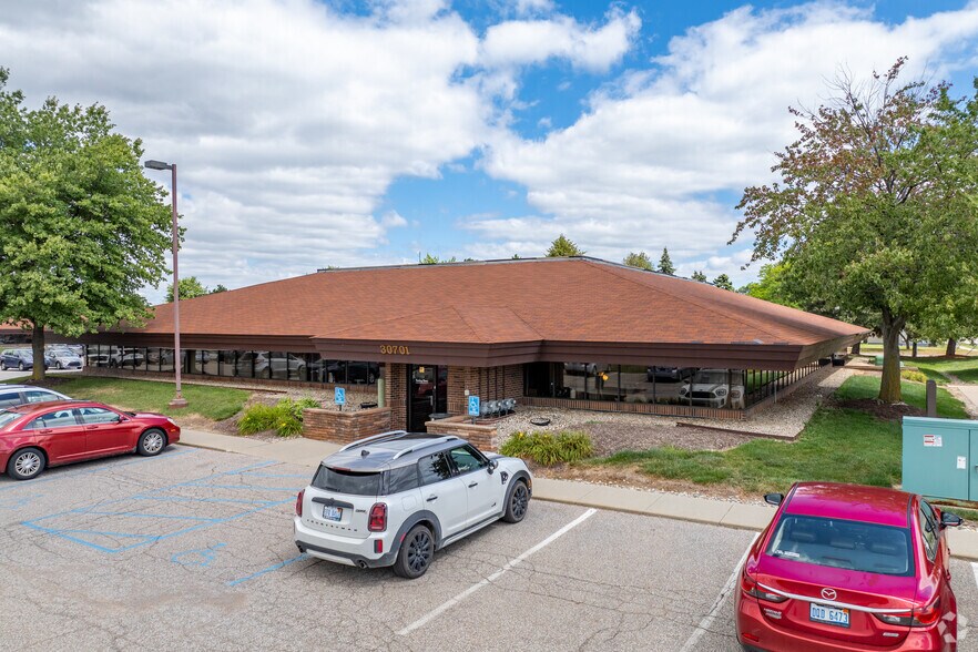 More Photos Of 30689-30821 Barrington St, Madison Heights Office For Sale