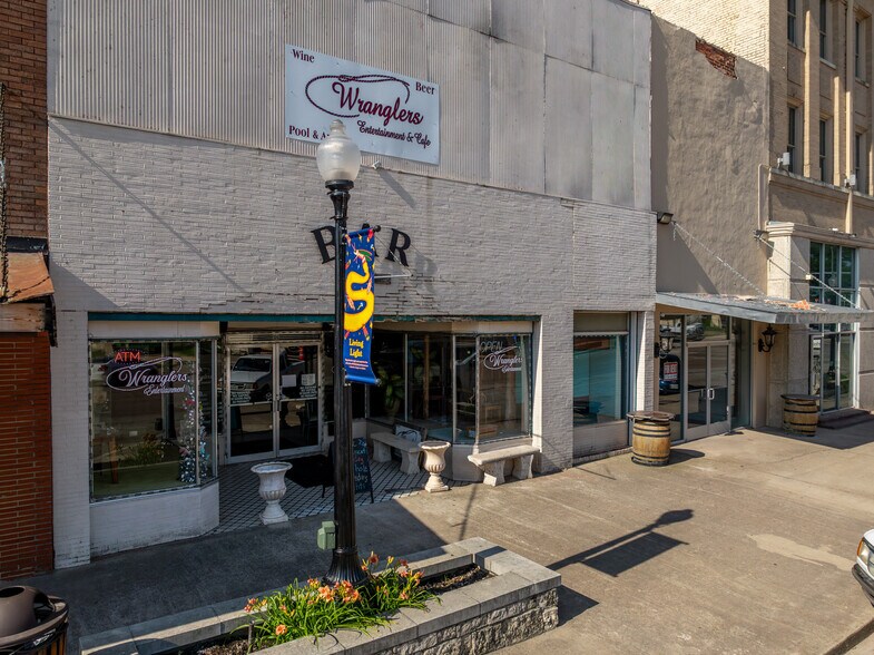 More Photos Of 106 E Elm St, Hillsboro Specialty For Sale