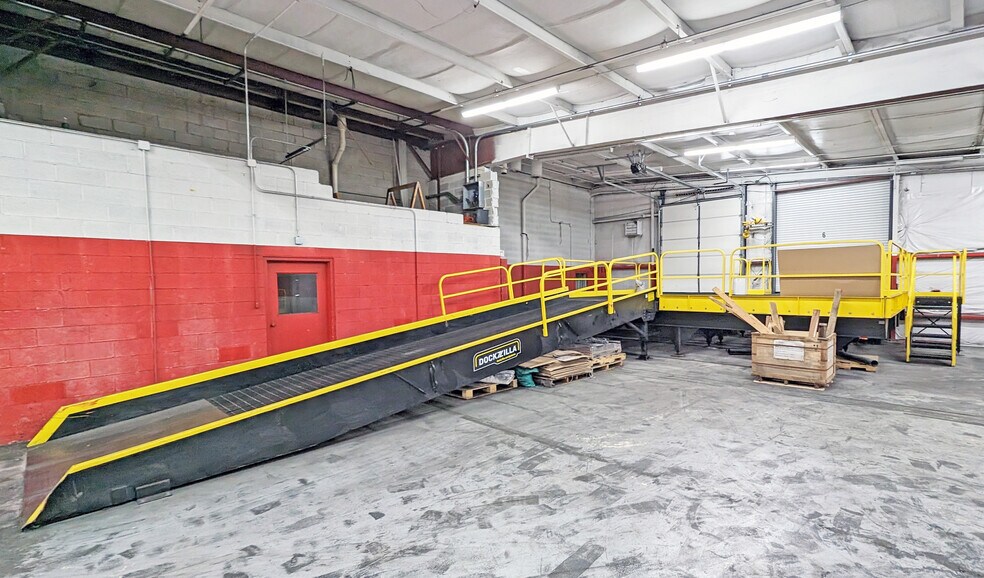 More Photos Of 400 Earl Rd, Shorewood Warehouse For Lease