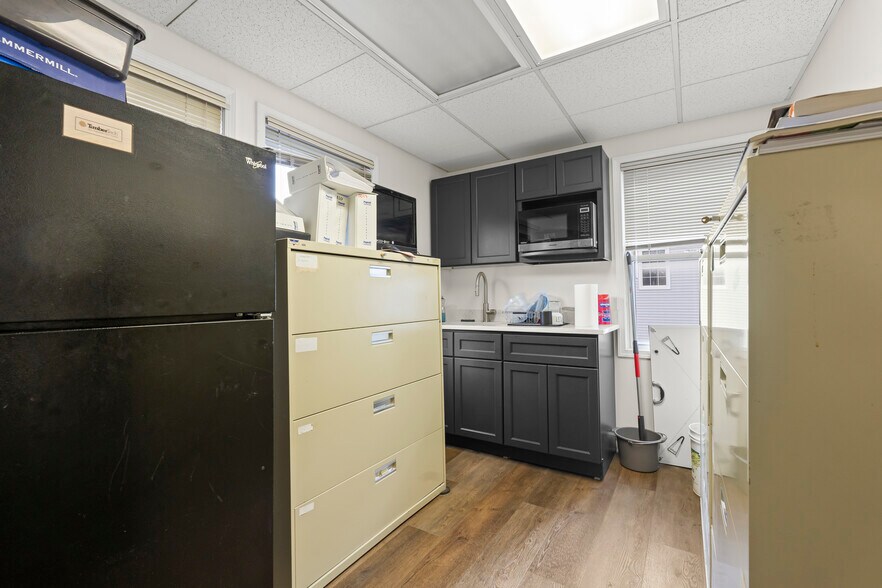 More Photos Of 138 Lakeview Dr, Gibbsboro Light Distribution For Sale