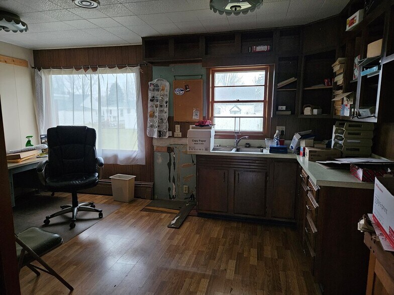 More Photos Of 1009 Jefferson St, Algoma General Retail For Sale