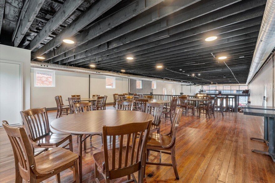 More Photos Of 415 S Thompson Ave, Excelsior Springs Bar For Sale