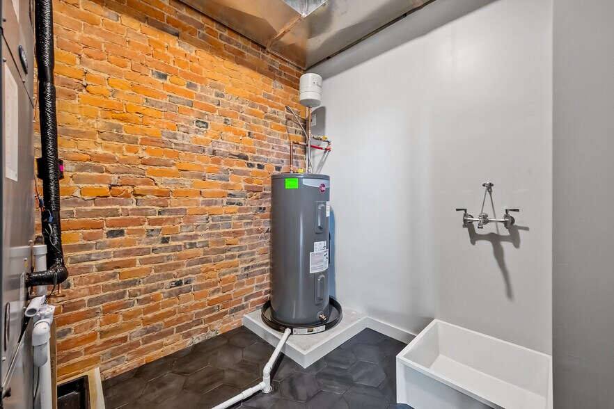 More Photos Of 33 N Sandusky St, Delaware Storefront Retail Office For Lease