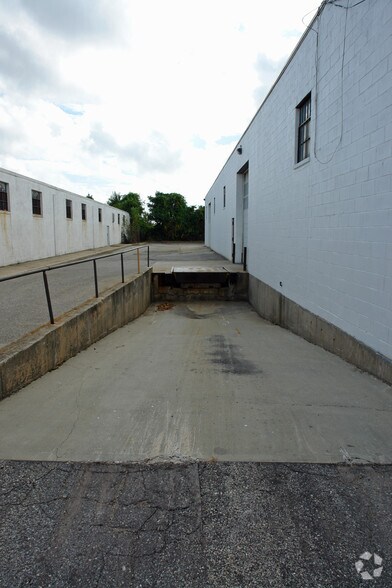 More Photos Of 25 Seabro Ave, Amityville Warehouse For Lease