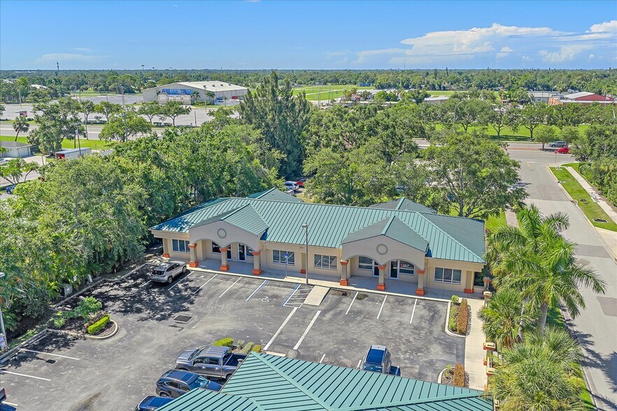 More Photos Of 202 N Rhodes Ave, Sarasota Office For Sale