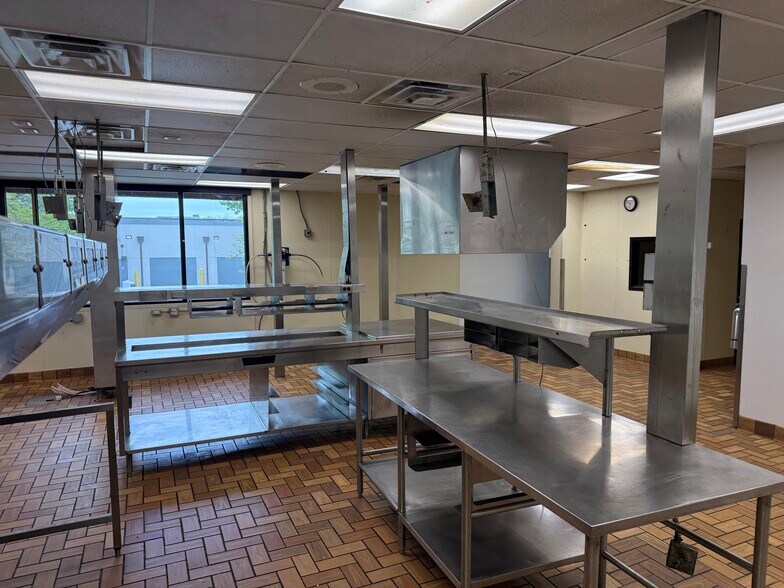 More Photos Of 7606 N 30th St, Omaha Fast Food For Sale