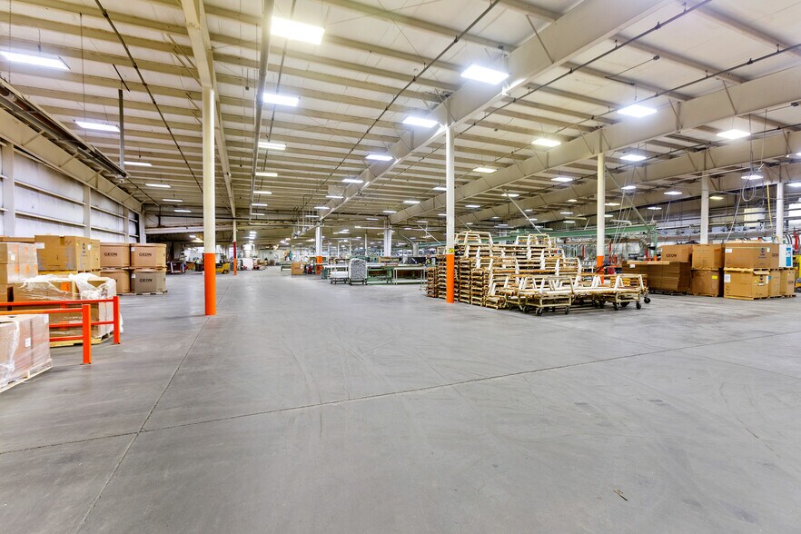 More Photos Of 531 N 8th St, Medford Distribution For Sale