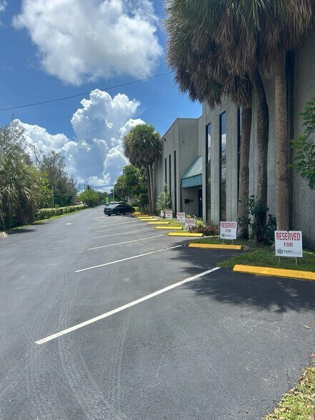 More Photos Of 1111 Old Griffin Rd, Dania Beach Distribution For Lease