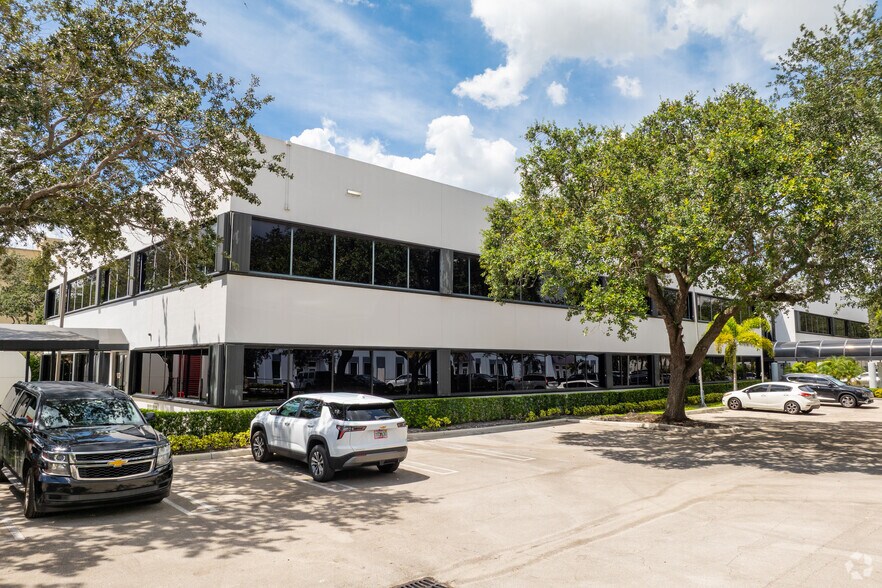 More Photos Of 14261 Commerce Way, Miami Lakes Office For Lease