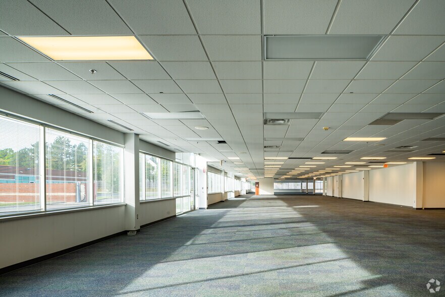 More Photos Of 25510 W 11 Mile Rd, Southfield Research And Development For Lease