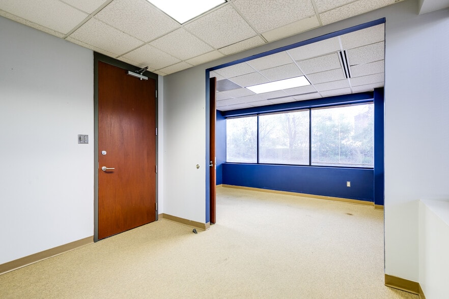 More Photos Of 8917 Fargo Rd, Richmond Office For Lease