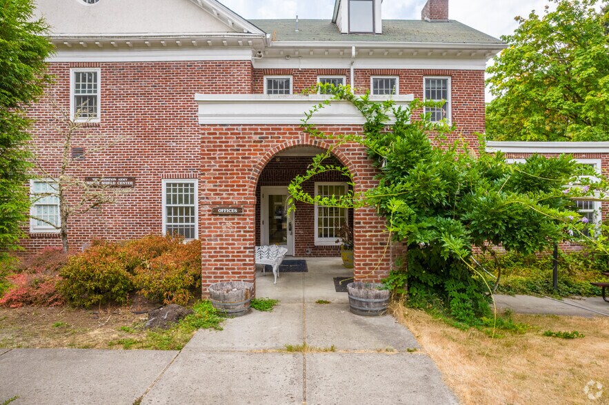 More Photos Of 2640 NW Alexandra Ave, Portland Specialty For Sale