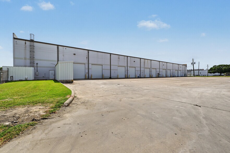 More Photos Of 10845 Strang Rd, La Porte Warehouse For Lease