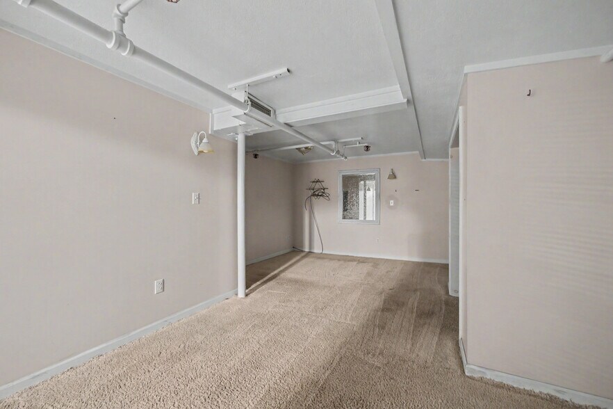 More Photos Of 106 Musgrove St, Clinton Storefront Retail Office For Sale