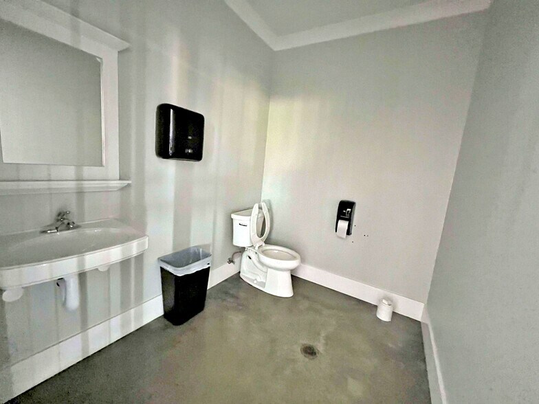 More Photos Of 1391 Murrays Chapel Rd, Sweetwater Showroom For Sale