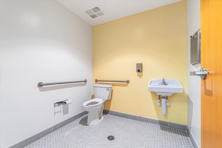 More Photos Of 481 Shores Blvd, Saint Augustine Daycare Center For Lease