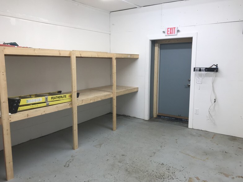 More Photos Of 20 Maplewood Ave, Gloucester Light Distribution For Lease