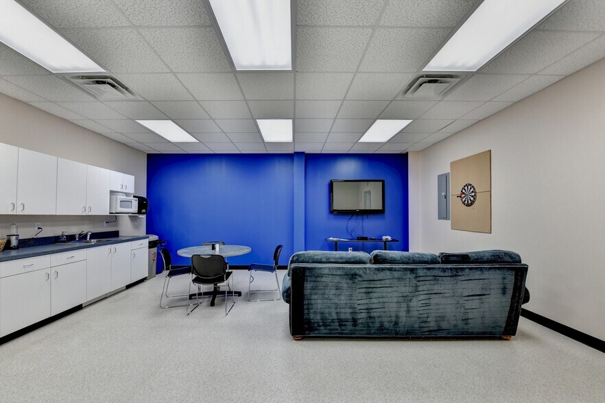 More Photos Of 4325 Creek Park Dr, Suwanee Light Distribution For Sale