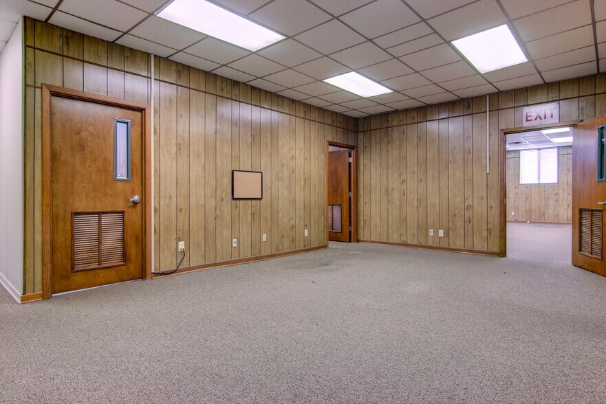 More Photos Of 228 Texas Ave, Hooks Office For Lease
