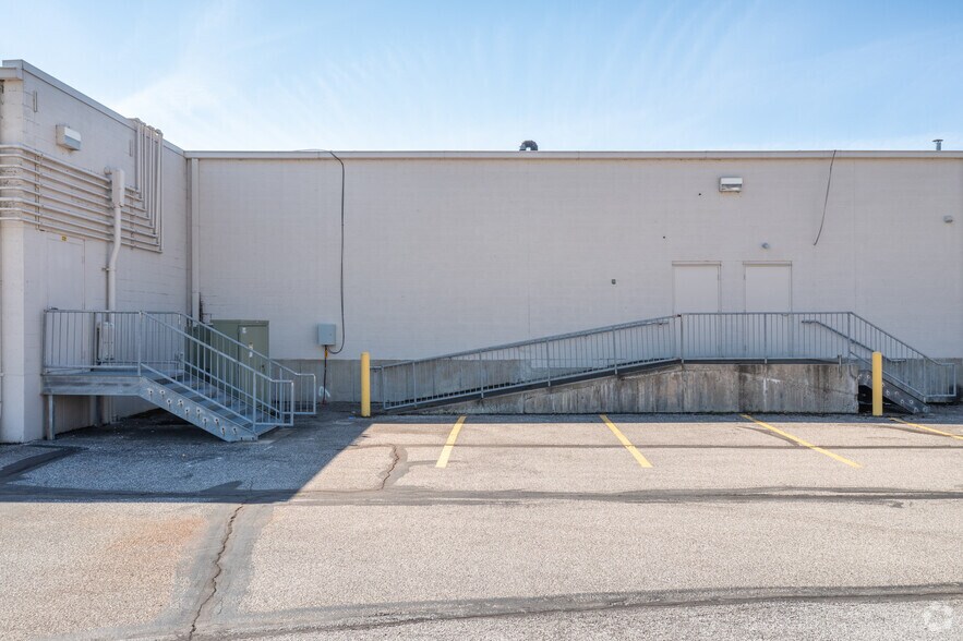 More Photos Of 6581-6603 N Ridge Rd, Madison Freestanding For Lease