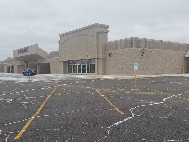 More Photos Of 990 W 41st St, Hibbing Unknown For Lease