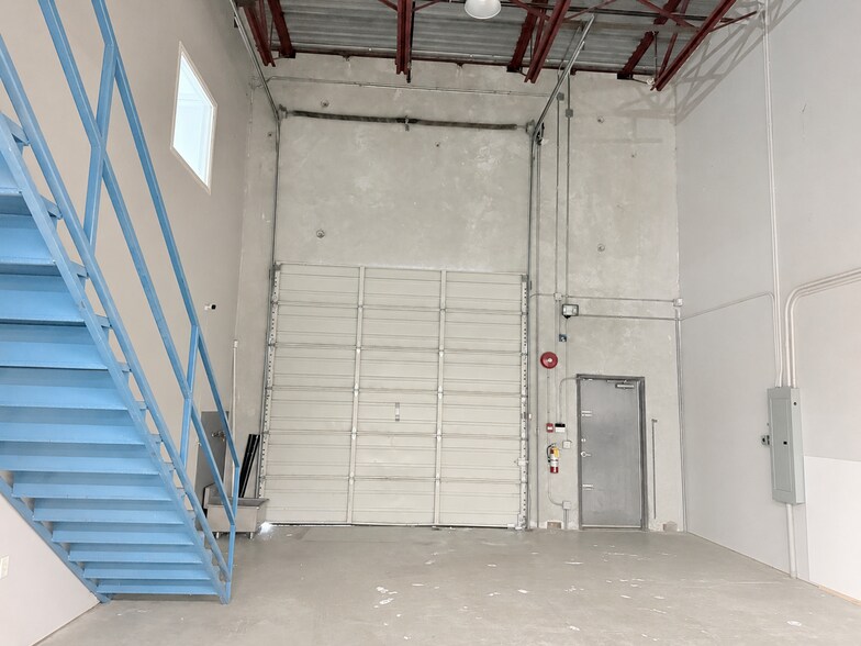 More Photos Of 27250 58th Cres, Langley Twp Warehouse For Lease