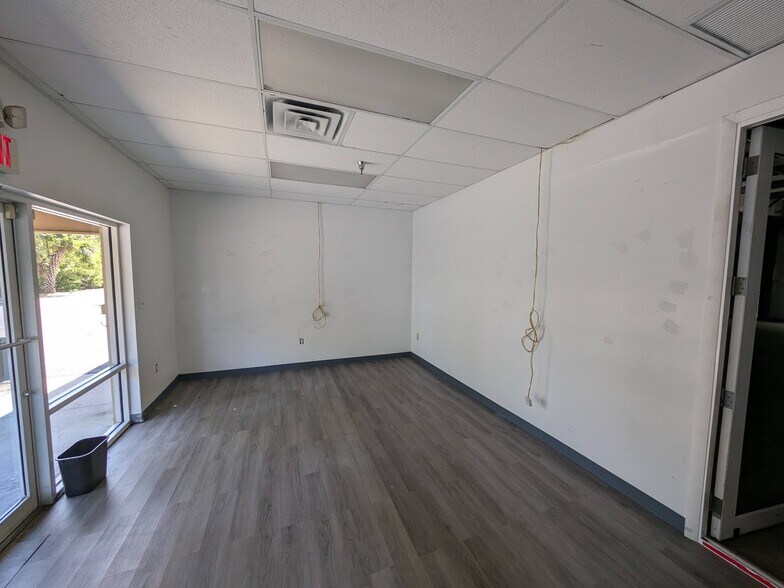 More Photos Of 1052-1060 Endeavor Ct, Nokomis Warehouse For Lease