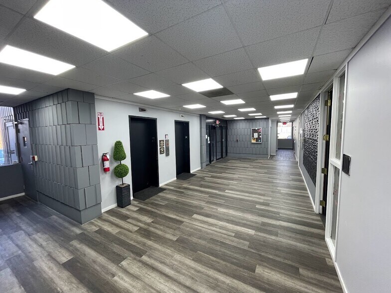 More Photos Of 24567 Northwestern Hwy, Southfield Office For Sale