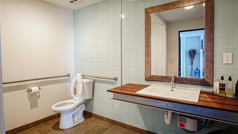 More Photos Of 326 S Pacific Coast Hwy, Redondo Beach Office For Lease