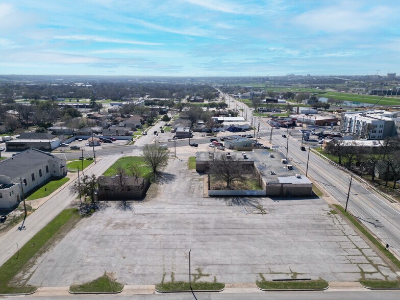 More Photos Of 412 N Sylvania Ave, Fort Worth Freestanding For Lease