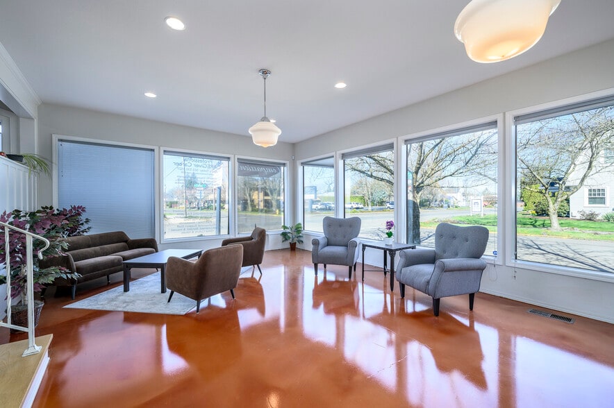 More Photos Of 636 NE Baker St, Mcminnville Freestanding For Sale