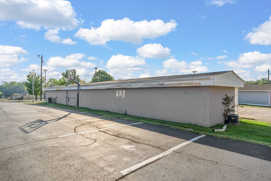 More Photos Of 124 10th St, Clarksville Flex For Sale