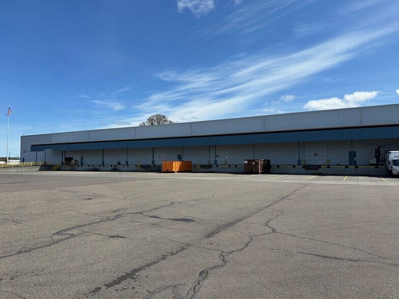 More Photos Of 495 NE Holladay St, Cornelius Distribution For Lease