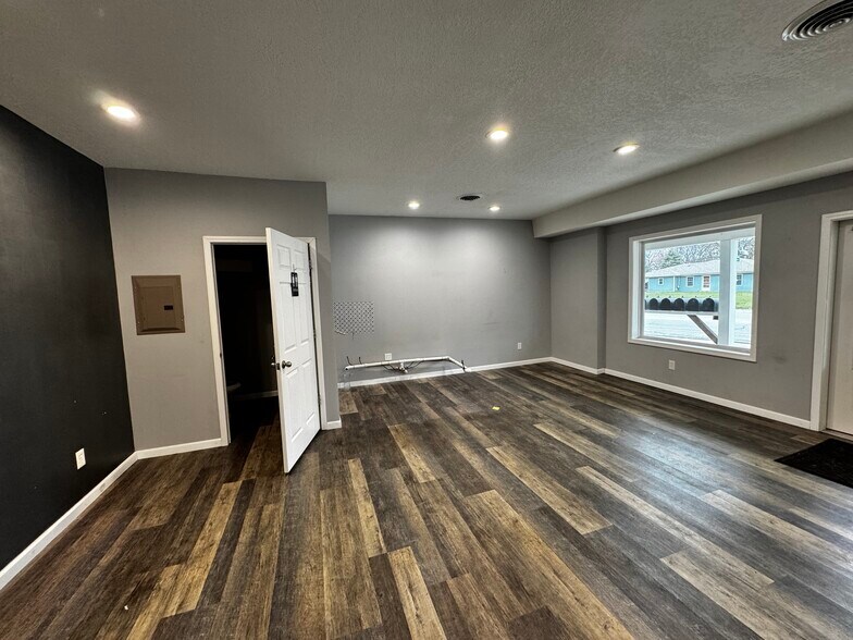 More Photos Of 1308 S Randolph St, Garrett Freestanding For Lease