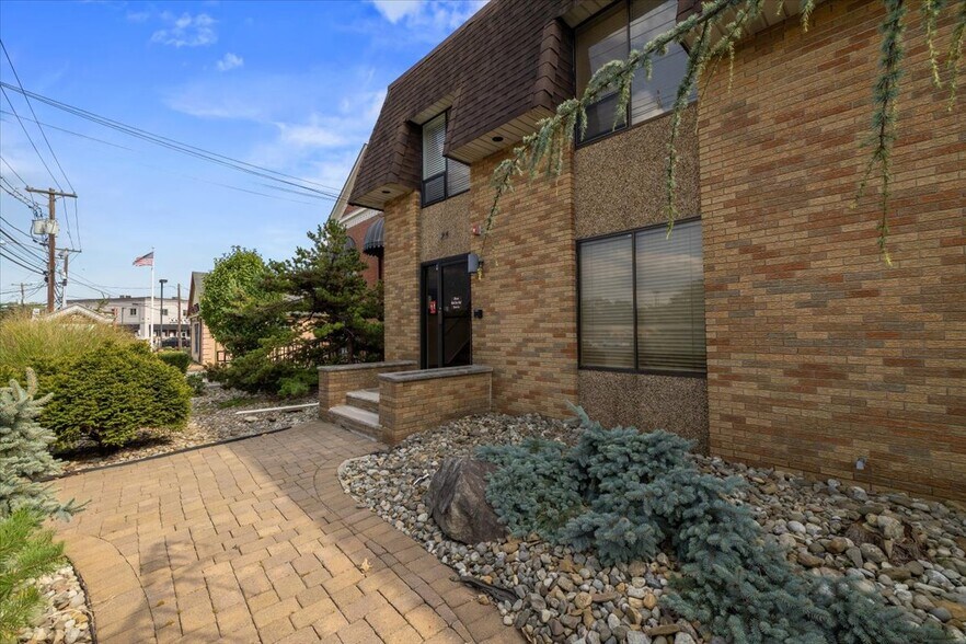 More Photos Of 24 Wyckoff Ave, Waldwick Medical For Lease