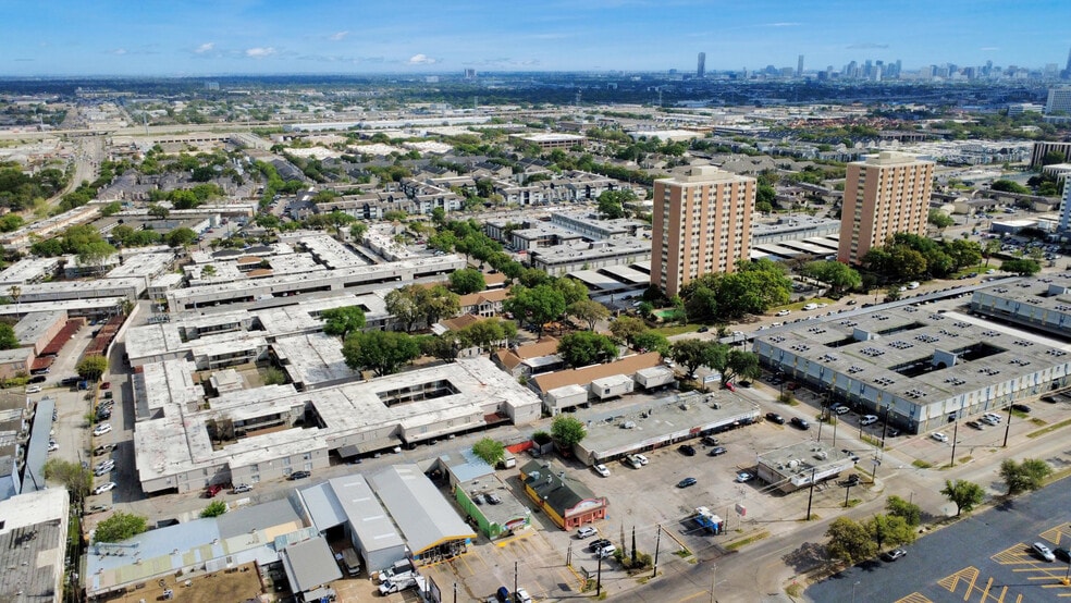 More Photos Of 7626 Clarewood Dr, Houston Restaurant For Sale