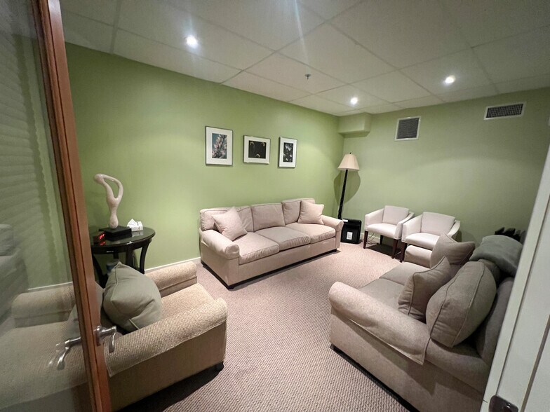 More Photos Of 433 E Canon Perdido St, Santa Barbara Office For Lease