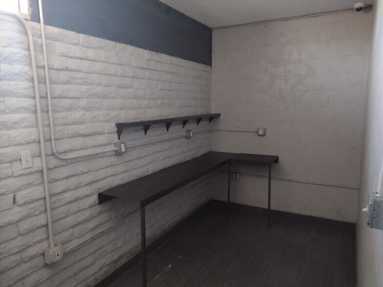 More Photos Of 4165 W Clarendon Ave, Phoenix Manufacturing For Lease