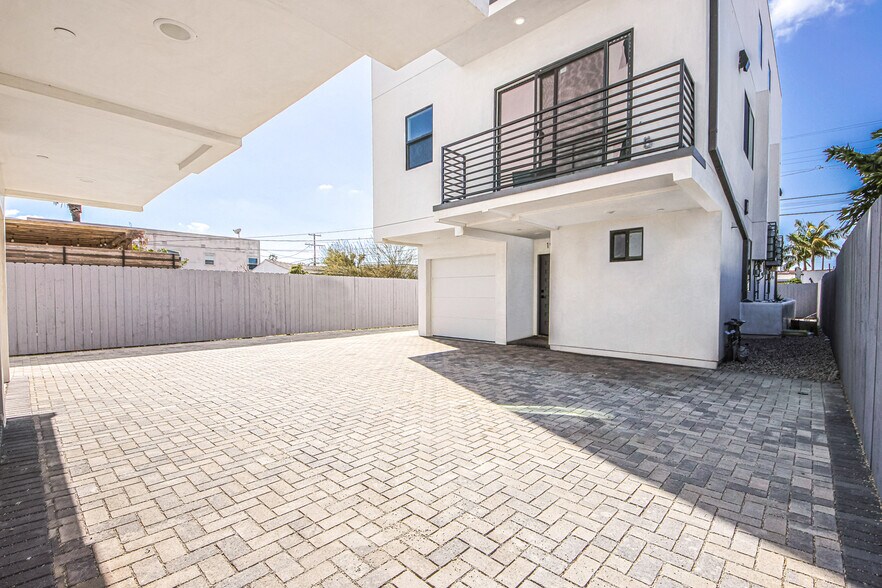 More Photos Of 1923 Carmona Ave, Los Angeles Multifamily For Sale