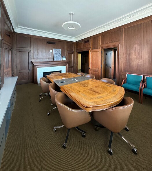 More Photos Of 366-368 Bluff City Blvd, Elgin Manufacturing For Lease