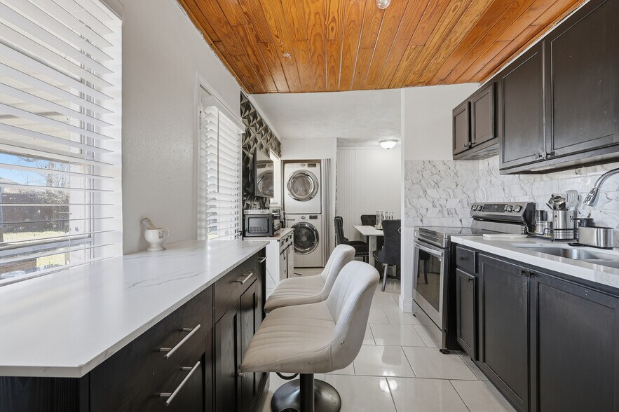 More Photos Of 2205 Strawberry Rd, Pasadena Flex For Sale